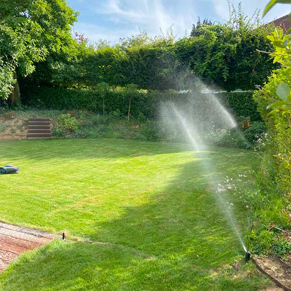 Arrosage automatique d’un jardin avec système d’irrigation intégré