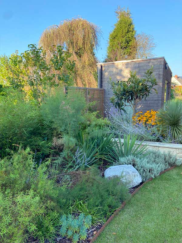 Jardin paysager moderne à Lyon – Cita Verdi Création d’un jardin contemporain et verdoyant à Lyon par Cita Verdi, mélange de graminées, arbustes et massifs fleuris.