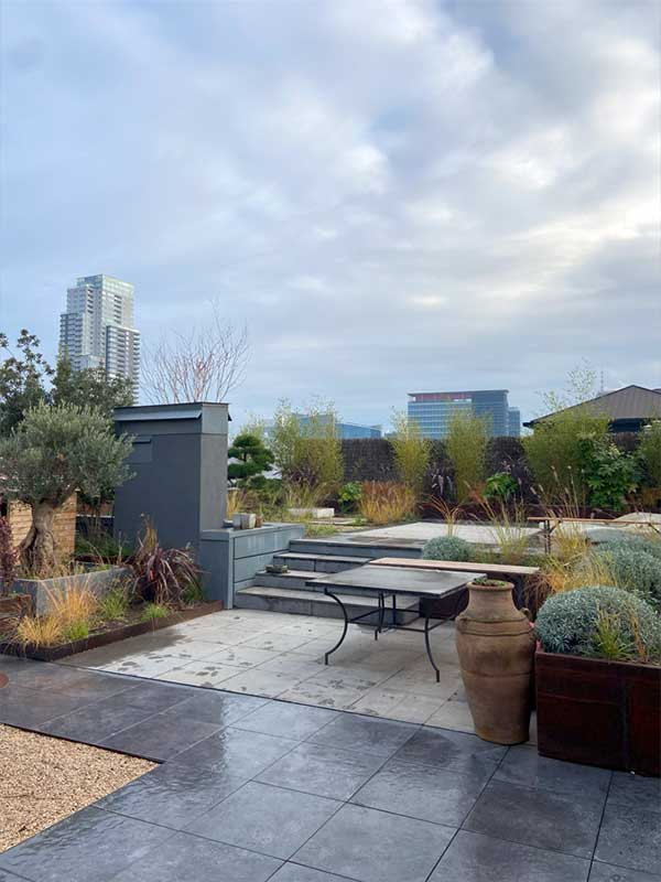 Rooftop paysager à Bruxelles – Cita Verdi Aménagement d’un rooftop à Bruxelles par Cita Verdi, avec terrasses végétalisées, plantes ornementales et mobilier design