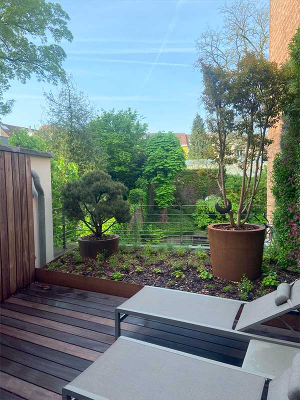 Rooftop végétalisé à Saint-Gilles – Cita Verdi Aménagement d’un rooftop végétalisé à Saint-Gilles par Cita Verdi, avec terrasse en bois et plantations en bacs