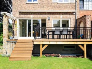 Terrasse surélevée en bois naturel avec escalier intégré et garde-corps noir