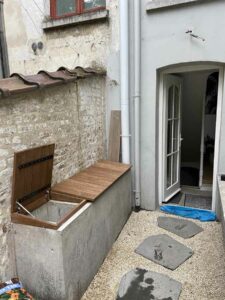 Habillage sur mesure d’un local technique avec couvercle en bois traité