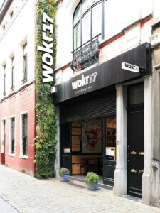 Mur végétal vertical sur la façade du café Wokr17 à Bruxelles