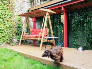 Terrasse en bois avec balancelle et mur végétal décoratif