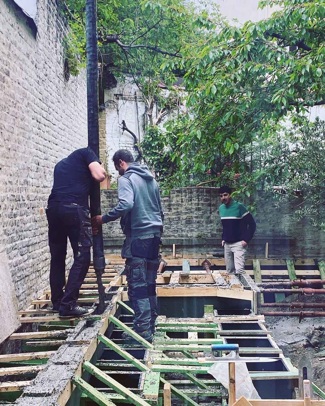 Équipe Cita Verdi réalisant une dalle en béton armé pour structure de terrasse