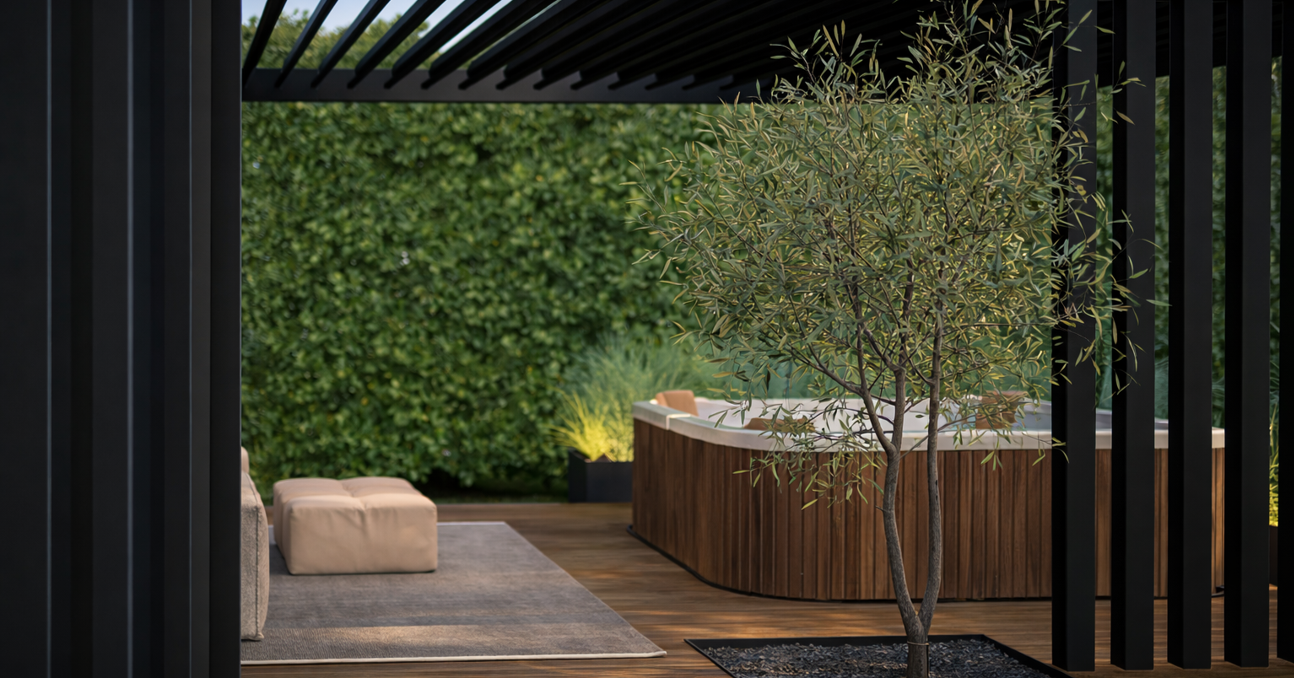 Aménagement d’un jardin urbain avec banc en bois intégré, table en béton et olivier central.
