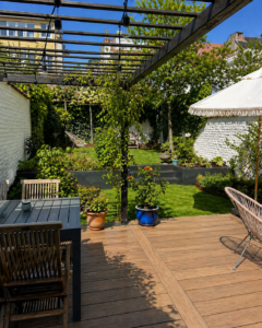 Jardin à schaerbeek, 2 niveaux différents, retenues de terre en aluminium laqué, terrasse en bois exotique