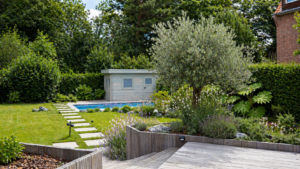 Cabane de jardin, végétation luxuriante méditéranéenne, piscine béton, pas japonais
