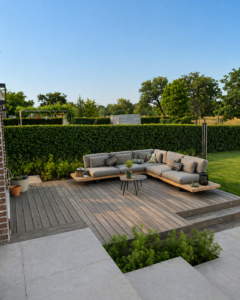 Terrasse bois, salon extérieur, deux escaliers en bois, carrelage grès cérame, éclairage intégré.
