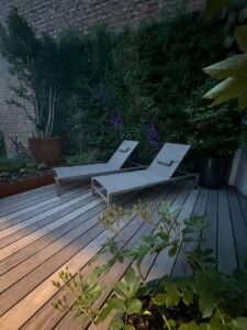 Mur végétal sur rooftop avec terrasse bois et toiture végétale
