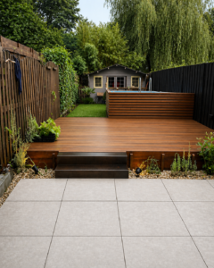 Terrasse grès cérame, bois composite, bardage piscine hors sol en pin thermowood, mise en couleur des palissades bois en noir