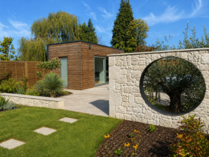 Cabane de jardin, terrasse en travertin, muret en pierre, palissades bois