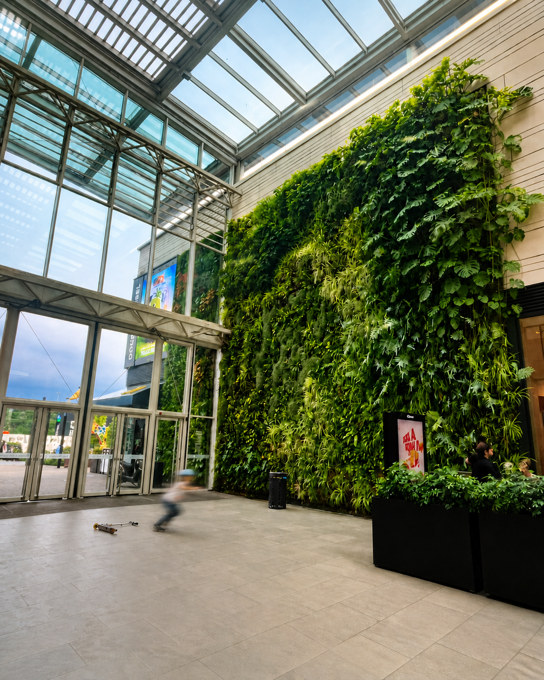 Mur végétal intérieur, situé au centre commercial Docks Bruxsel, Monstera géantes