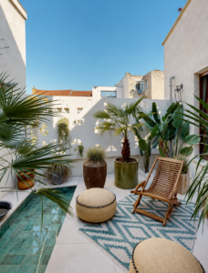 Patio méditéranéen, bassin intégré, palissades sur mesure, plantes exotiques